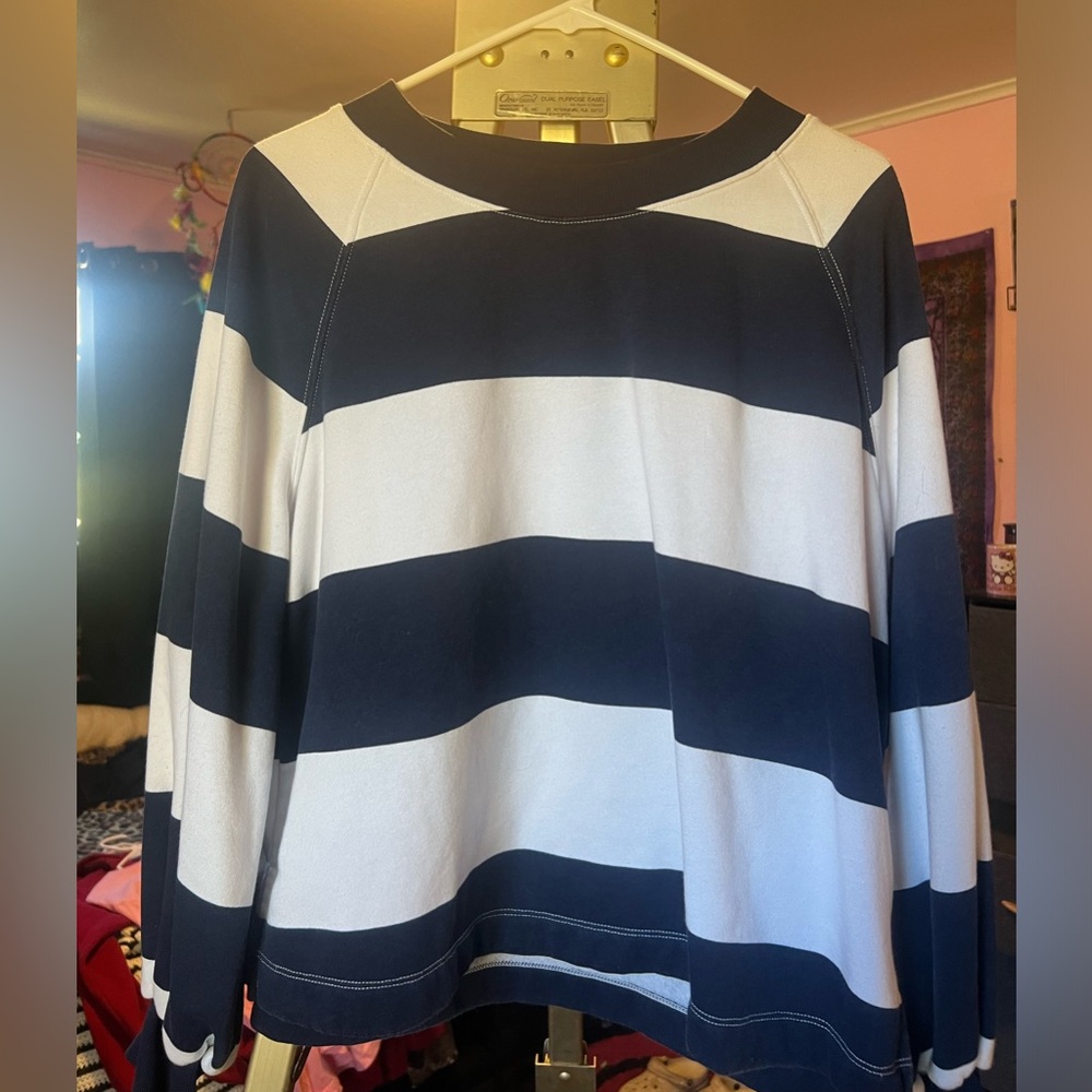 Old navy sweatshirt top PERFECT CONDITION fluffy on the inside.